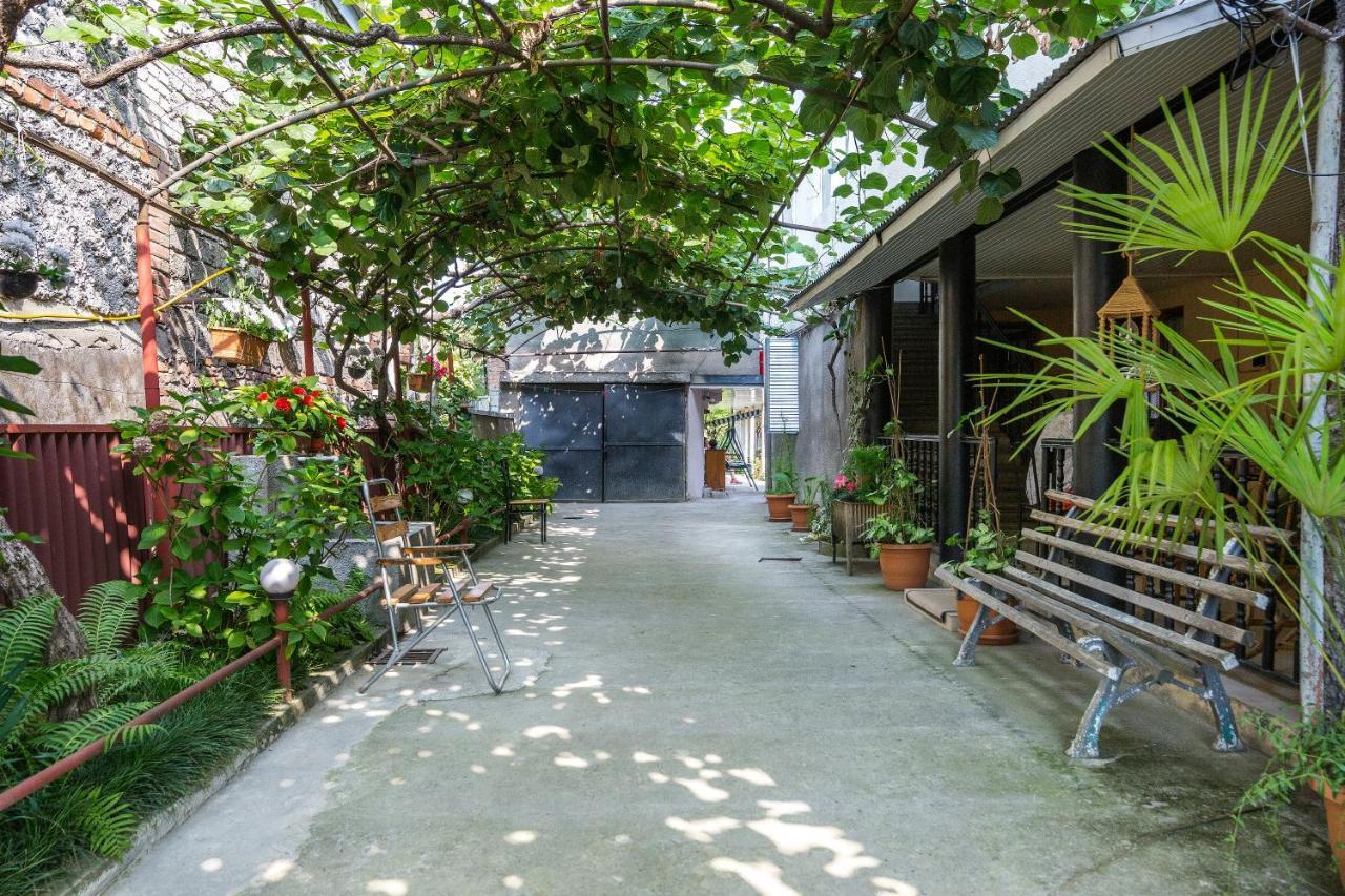 The Kiwi House Hotel Lagodekhi Ngoại thất bức ảnh